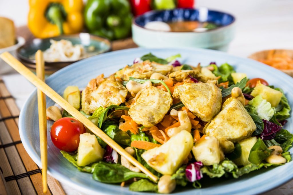 Przepis na sałatkę z wędzonym tofu i pomidorem